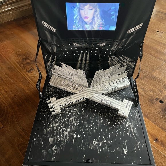 Taylor Swift VIP reputation box, book, patch ,cd, rechargeable! - Picture 8 of 10